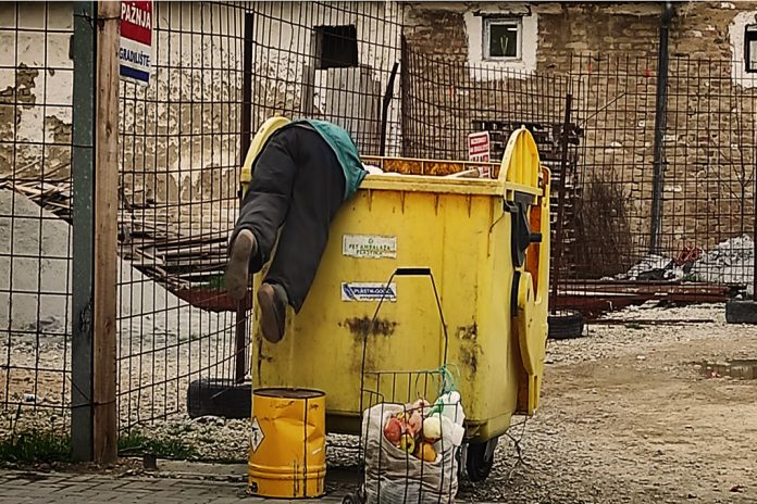 Narodna kuhinja kod zutog dragstora baka uzima hranu iz kontejnera
