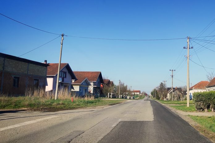 Delimicno popravljen put na Ljukovu