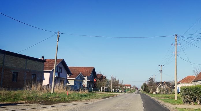 Polu rekonstruisan put u Ljukovu Delimicno popravljen put na Ljukovu